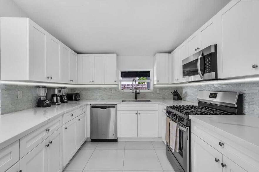 Building Photo - 7061 Coolidge St