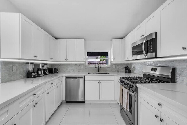 Building Photo - 7061 Coolidge St