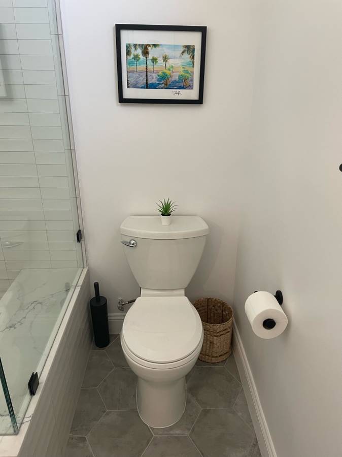 Primary (en suite) toilet - 1644 Wellesley Ave