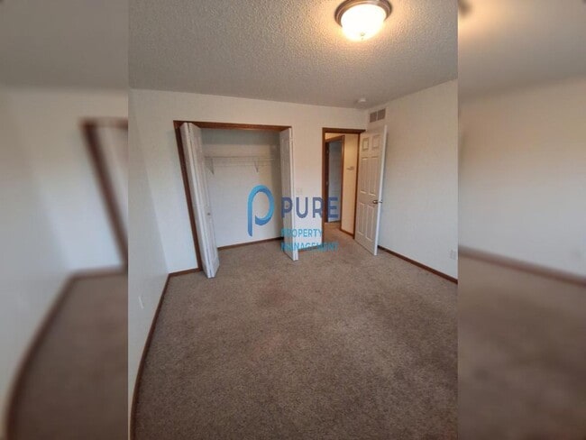 Building Photo - Warm and inviting Woodbury Townhouse! 3 br...