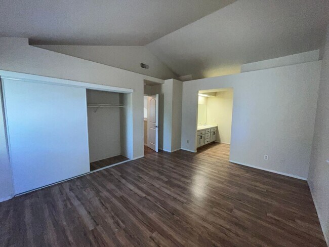 Building Photo - Two Story, 4BR/2.5BA, Very Large Backyard ...