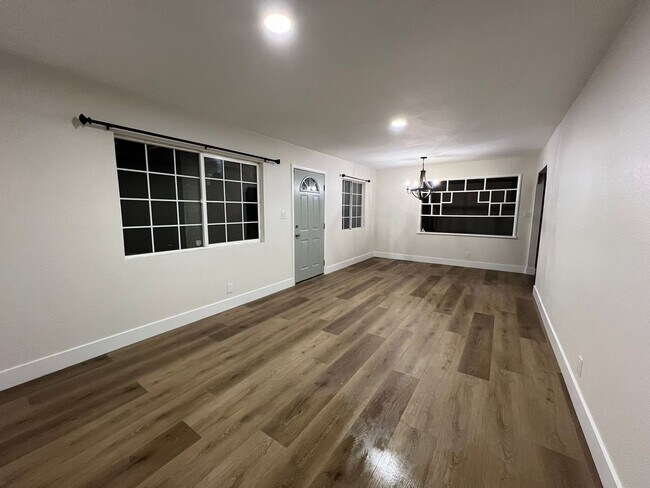 Building Photo - Dinuba Home! Coming Soon!