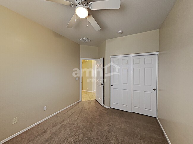 Building Photo - 850 W Vineyard Plains Dr