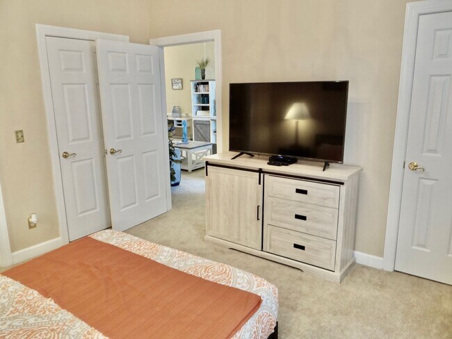 Building Photo - 6 month to 1year Fully Furnished Rental