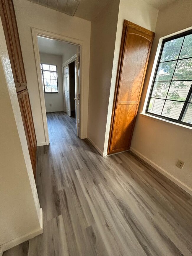 Building Photo - 2250 Scarborough Dr