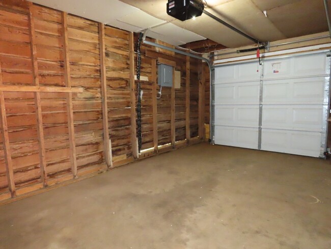 Building Photo - Cozy 2 Bedroom Home