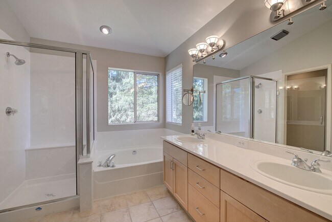 Building Photo - 4Bd/2.5Ba Sammamish Home