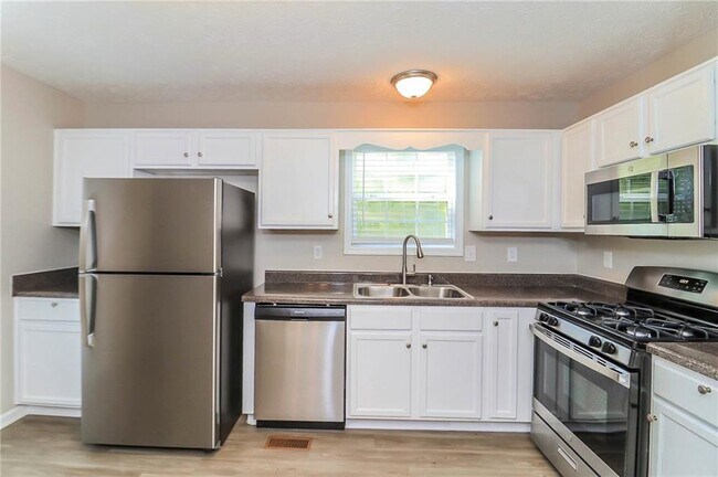 Building Photo - 1500 Cedar Hill