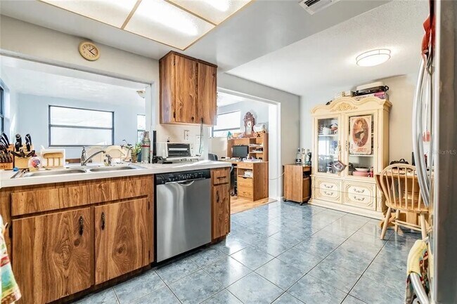 Kitchen - 7838 Foxwood Dr