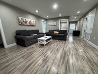 Building Photo - 420 E Cypress St