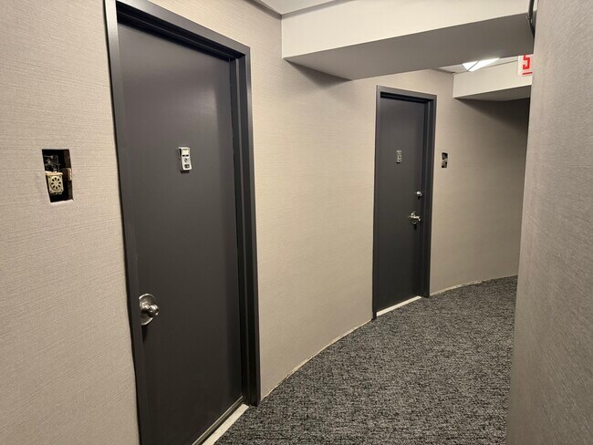 Building Photo - 300 N State St