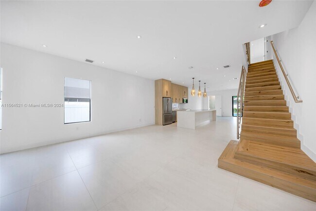 Building Photo - 2921 SW 26th St