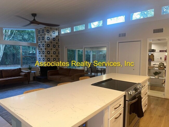 Building Photo - 3 Bed/2 Bath Spacious Home in Mason Manor! Screened Porch and Fenced Backyard!!!