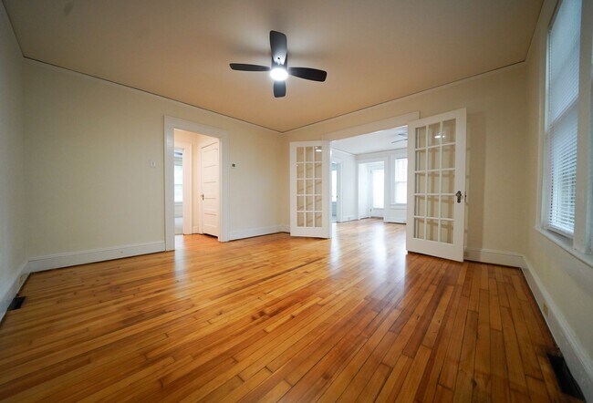 Building Photo - 3 bed 2 bath Updated Bungalow - Private ba...