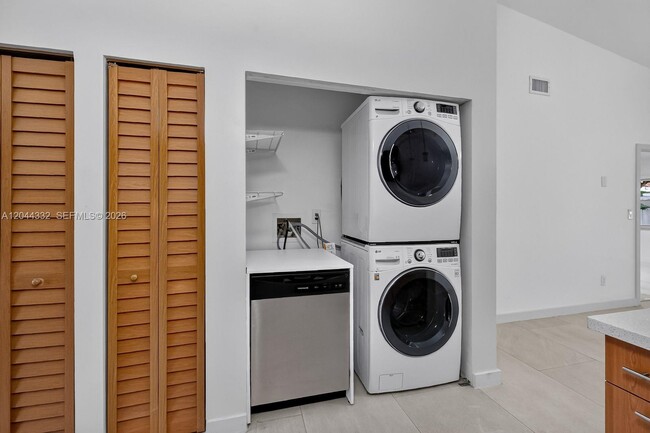 Building Photo - 2141 W 53rd St