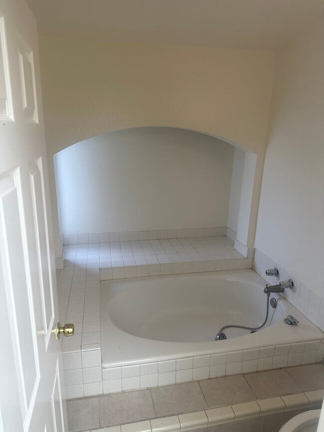 Building Photo - Charming 3-Bed/2.5-Bath Townhome with 2-Car Garage in Garden Grove