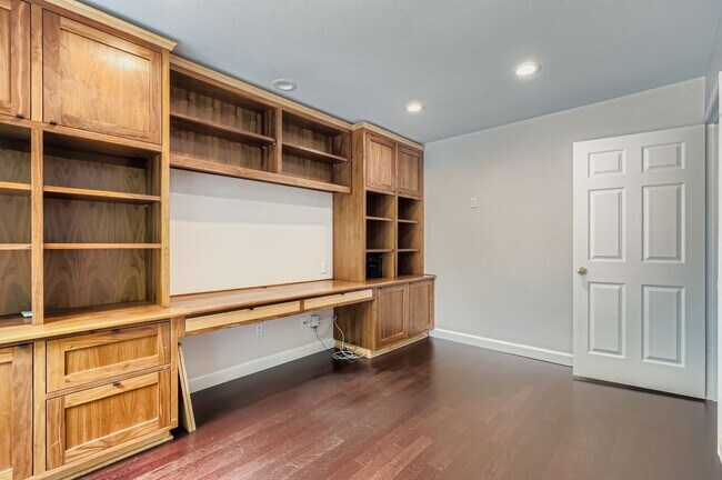 Building Photo - 8600 Tallwood Dr
