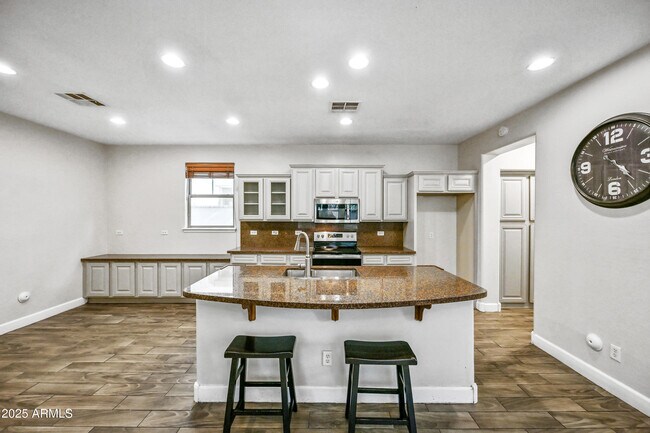 Building Photo - 15340 W Dahlia Dr