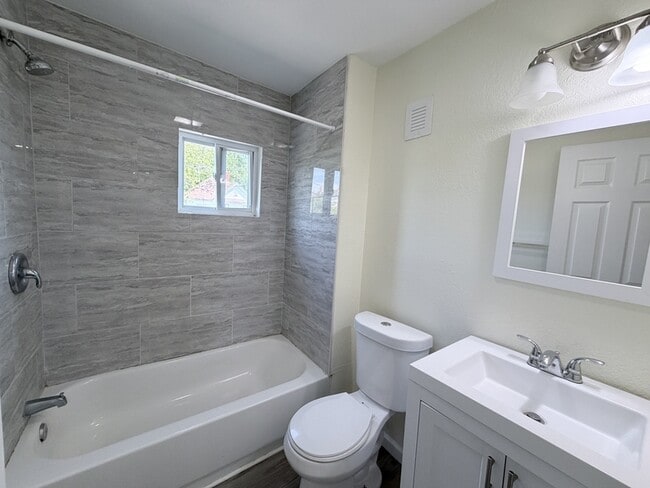 Building Photo - 907 Rugby St