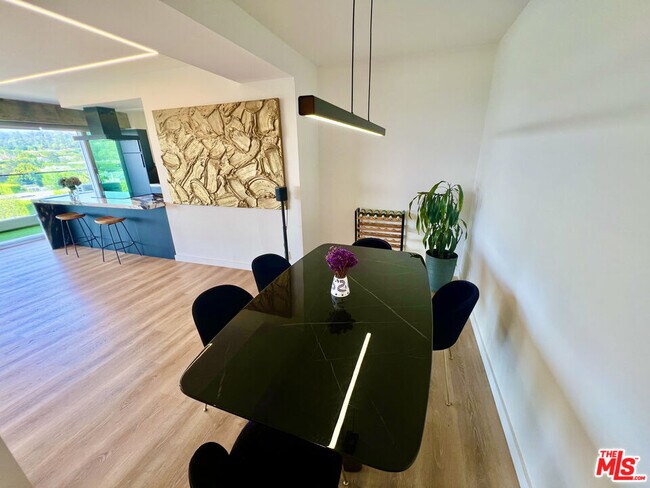 Building Photo - 838 N Doheny Dr