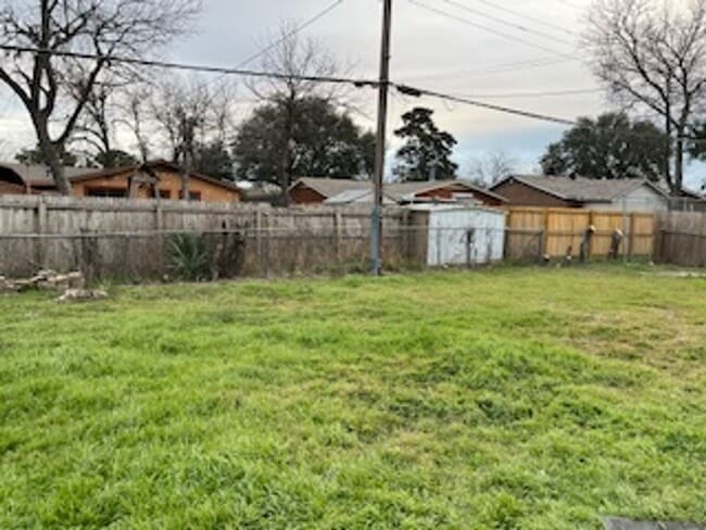 Building Photo - Ready for New Tenants- 3 Bedroom, 1.5 Bath in North Riverside- FWISD- 76111