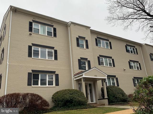 Building Photo - 3051 Patrick Henry Dr