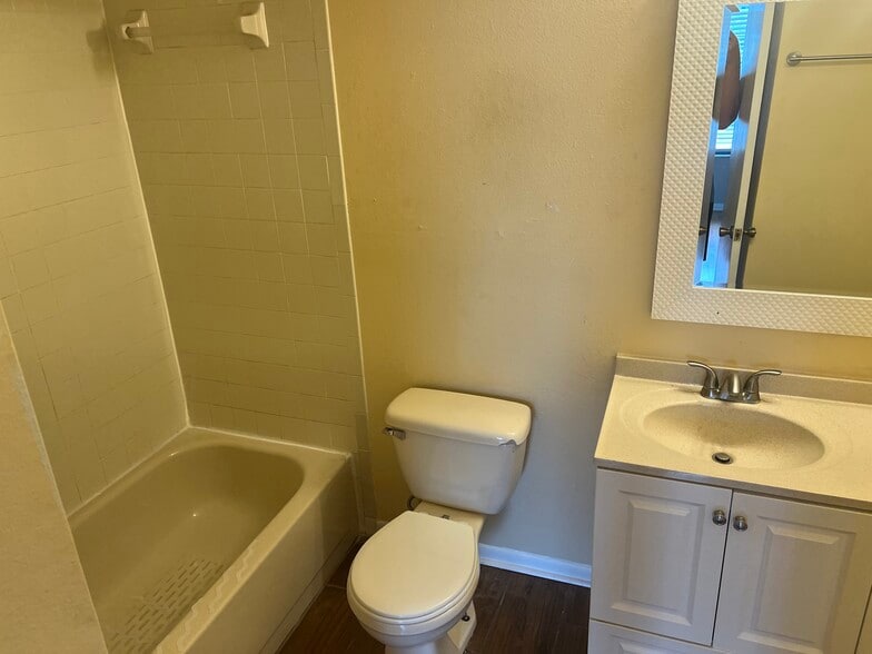 Building Photo - 10101 Lake Oak Cir