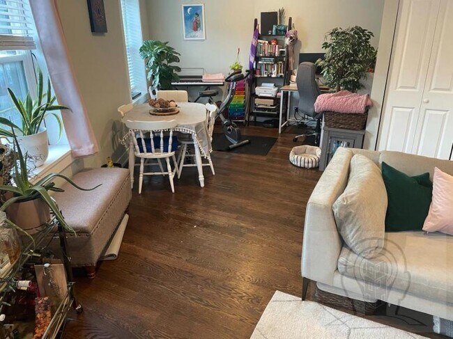 Building Photo - 1 bedroom in CHICAGO IL 60613
