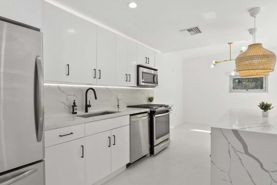 Building Photo - 4111 Sunset Blvd