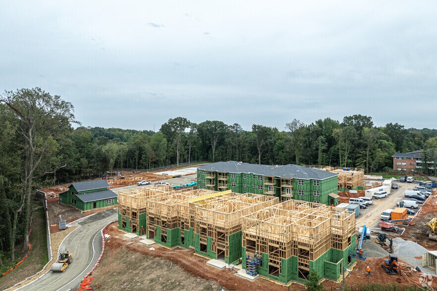 Building Photo - 700 W 44th St