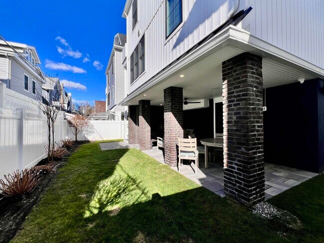 Building Photo - 16 A S Fredericksburg Ave