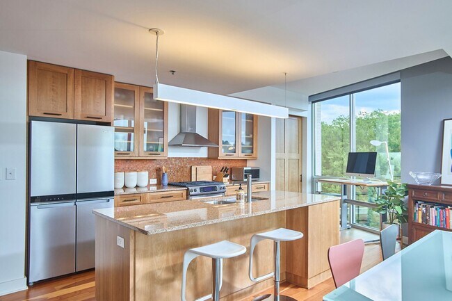 Building Photo - Effortless Downtown Living in the Heart of...