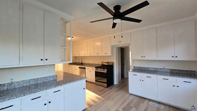 Building Photo - 621 Forest Hill Rd