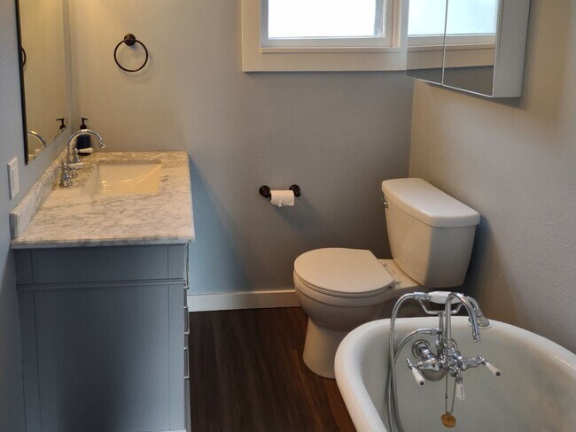 Building Photo - 506 SE 6th Ave