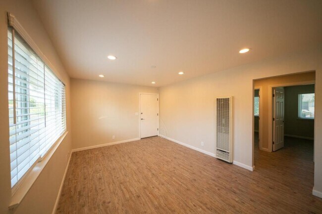 Building Photo - 1695 Whitwood Ln