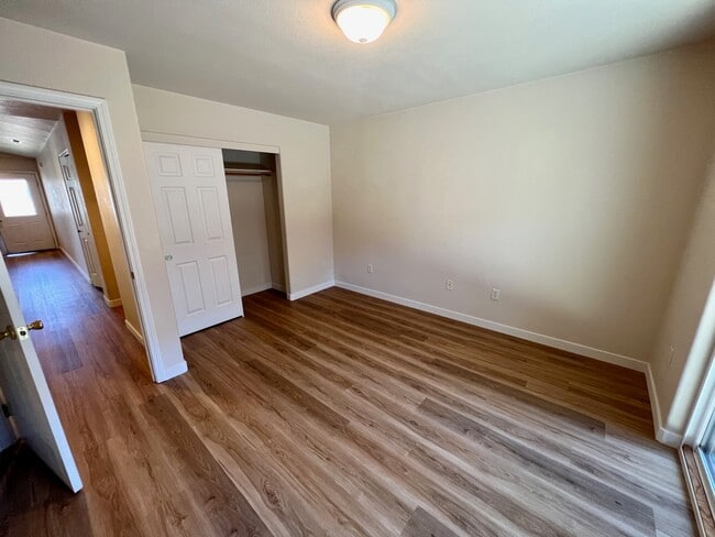 Building Photo - 2524 Parkwood Village Ln