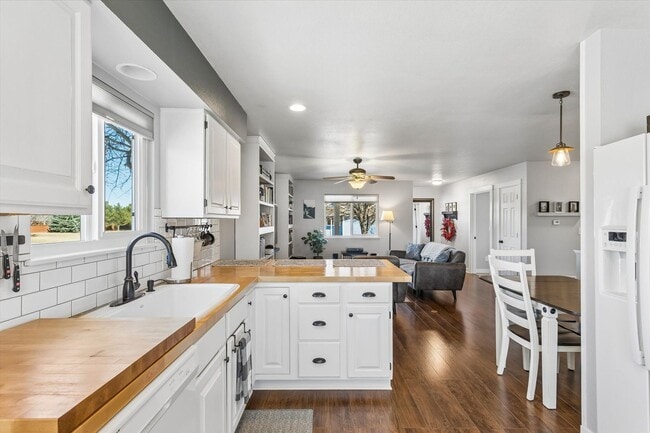 Building Photo - Low-Maintenance Upgraded 3-Bedroom Home Near Downtown Loveland