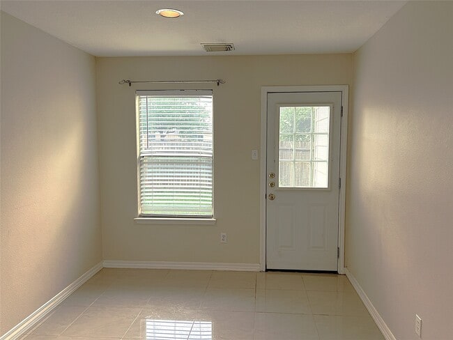 Building Photo - 2019 Pine Croft Dr