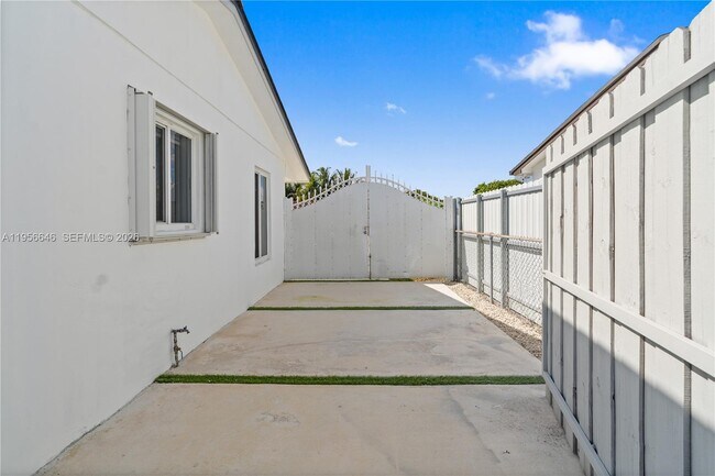 Building Photo - 5103 SW 128th Pl