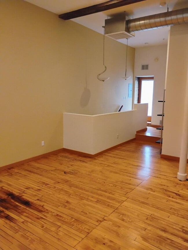 Building Photo - 1 BEDROOM 1.5 BATH IN DOWNTOWN CHAMPAIGN