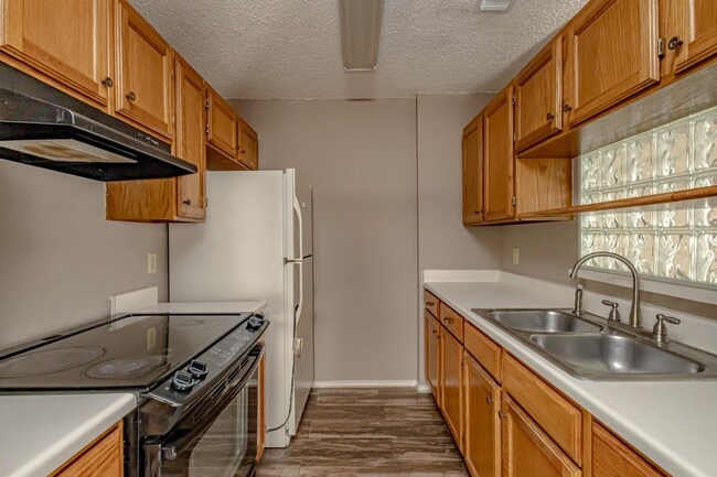 Building Photo - 104 Belaire Dr