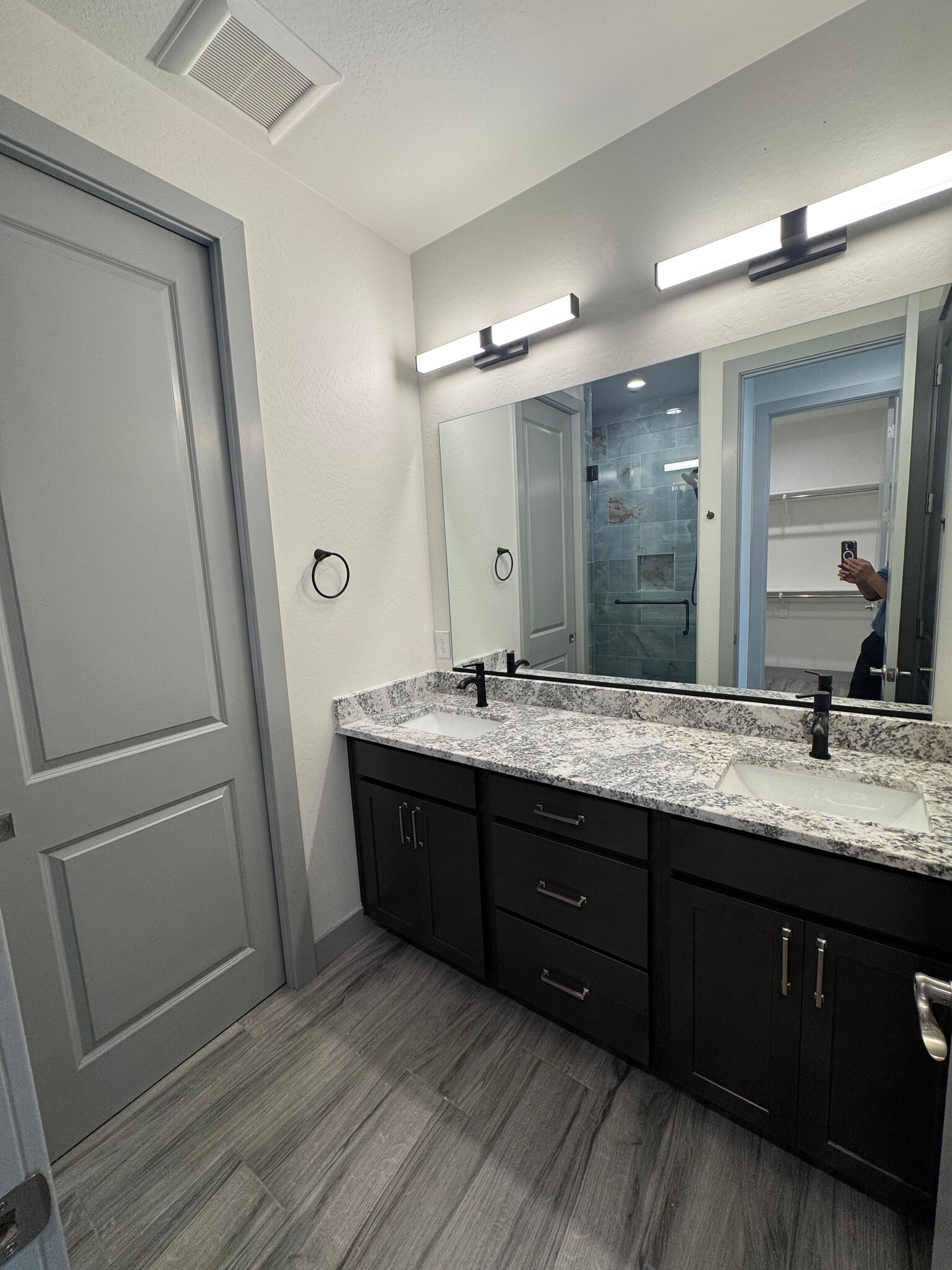 Master bathroom - 3112 N Navajo Dr