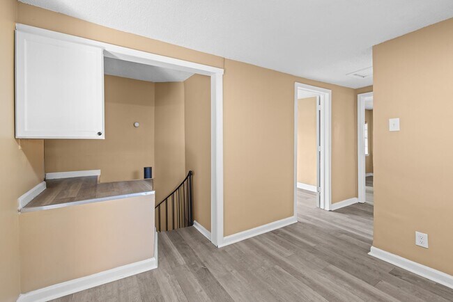 Building Photo - Charming 3 Bedroom 2 Bathroom Home