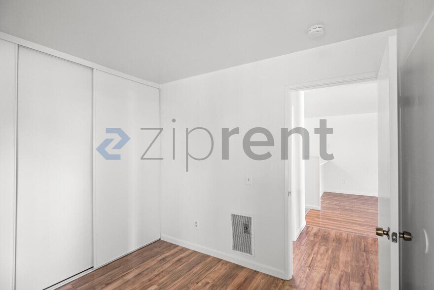 Building Photo - Unit 202