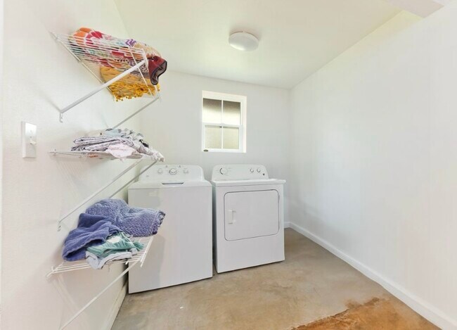 Building Photo - 744 Wainaku St