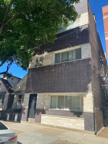 Building Photo - 3145 S May St