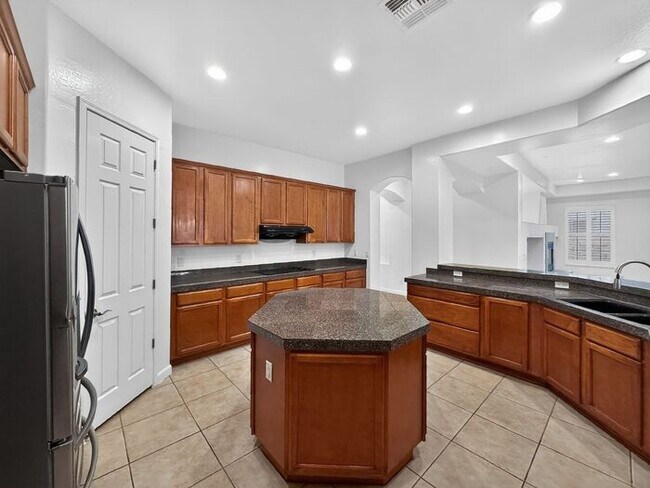 Building Photo - Spacious 3 car garage home at Paseo Trail!