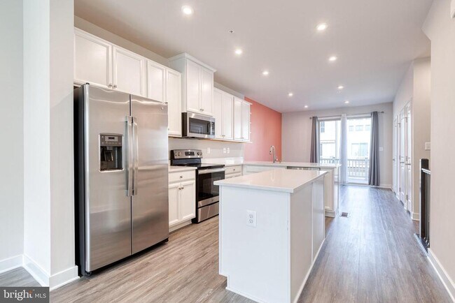 Building Photo - 228 S Newkirk St