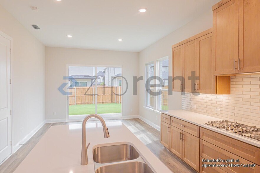 Building Photo - 2970 Eleanor Dr