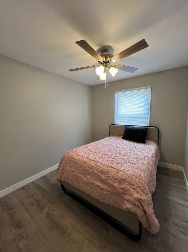 Building Photo - 1018 Hall St